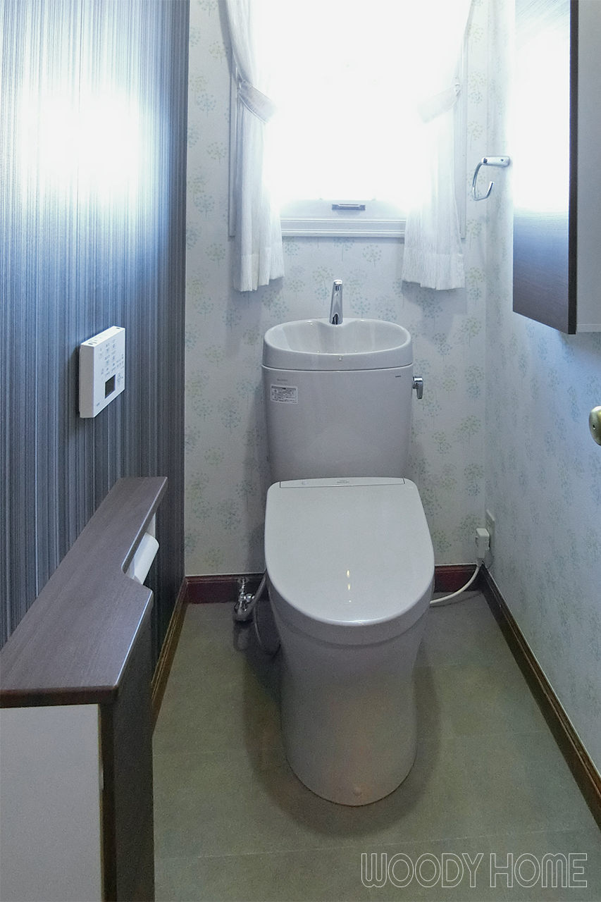 -トイレ 掃除が楽で使用水量が少ないエコな便器に交換したトイレと洗面のリフォーム-