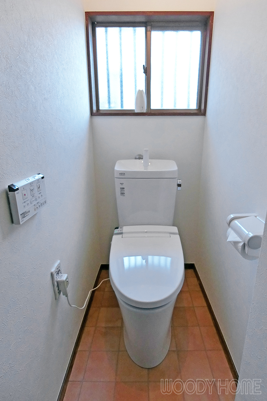 -トイレ 採光タイプの玄関ドアと節水トイレへ入れ替えたエコリフォーム-