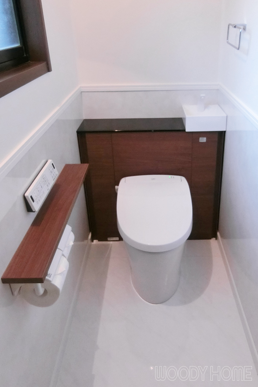 -トイレ 木造住宅の断熱・通風・清掃性アップで快適な家にする玄関・トイレリフォーム-