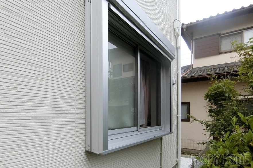 -窓  建売の新築住宅にウッドデッキと窓にシャッターを後付けしてカスタマイズ-