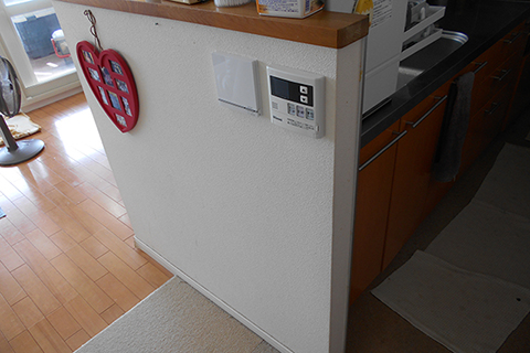 -マンションのシステムキッチンをリフォームで収納を増やし明るくオープンに-