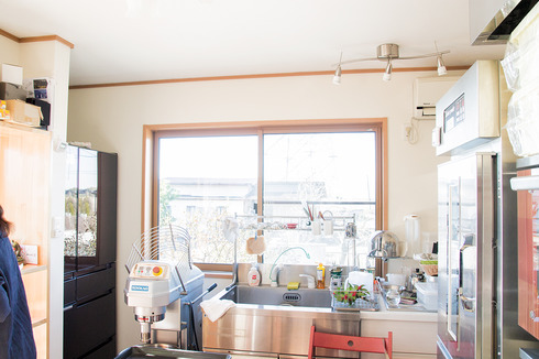 壁を造り店舗と区分けし、厨房と住居とを行き来できるように