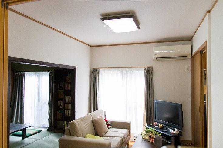 天井や壁は白のクロスで仕上げ 建具や床はミディアムの色調で落ち着いた雰囲気