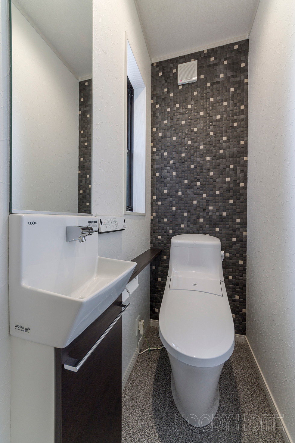 シンプルな来客用のトイレとして、グレーを基調