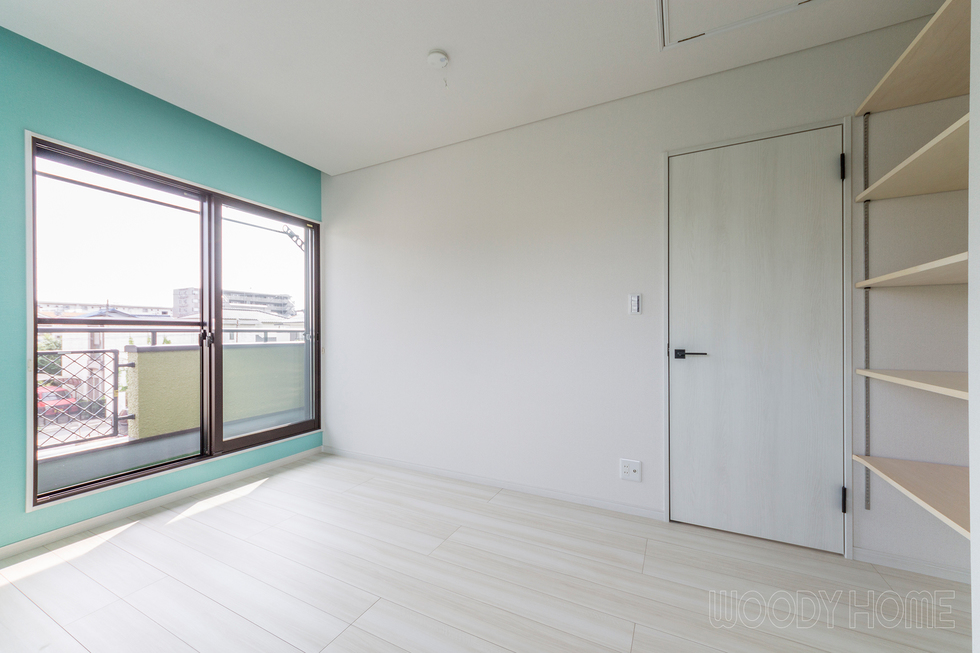 ブルーのアクセントクロスにした子供部屋 可動棚収納