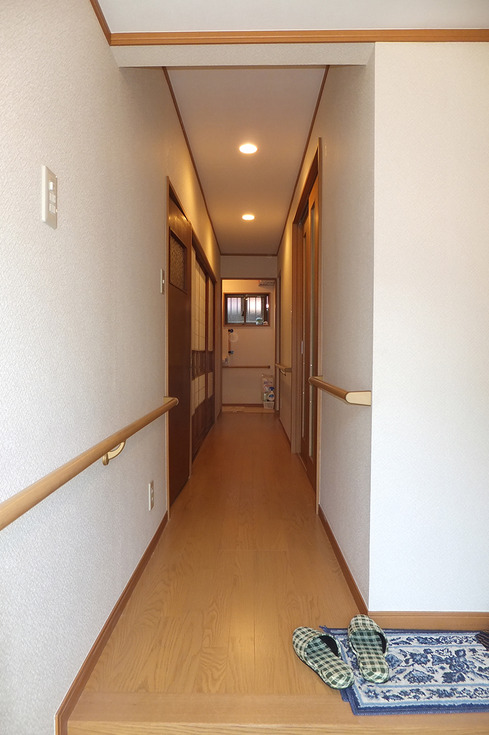 照明を増設し部分的に壁を作り手摺を取付 土間から廊下に上がりやすいよう配慮