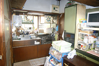 キッチンは狭いため移動して大きく