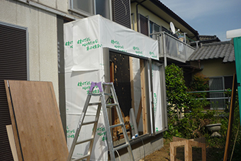 増築部 建て方後 サッシ取り付け 防水シート施工後