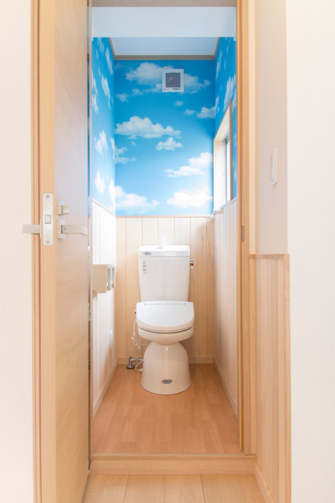 貼り分けをした2階トイレのクロスも明るいクロス 腰部分は消臭効果のあるもみの木の無垢材を使用