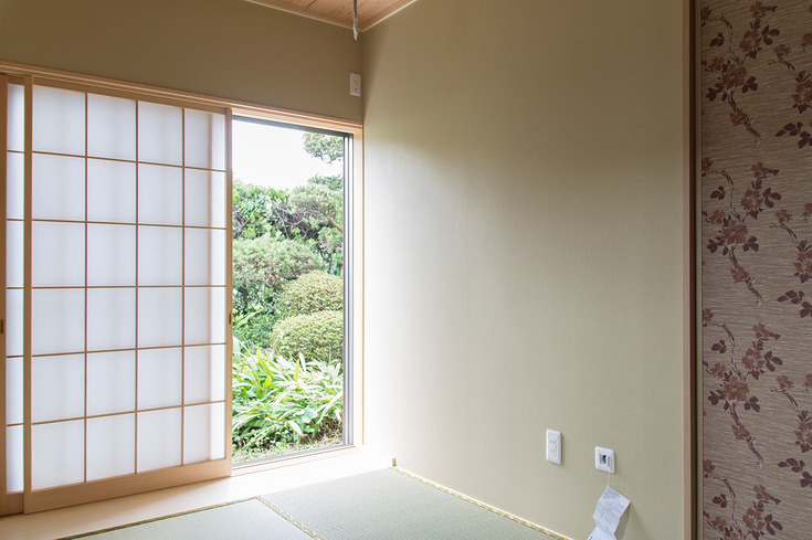 増築した基礎と既存部分とにまたがる形で移動した和室