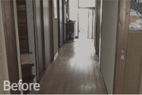 母屋と離れを繋ぐ長い廊下 経年劣化