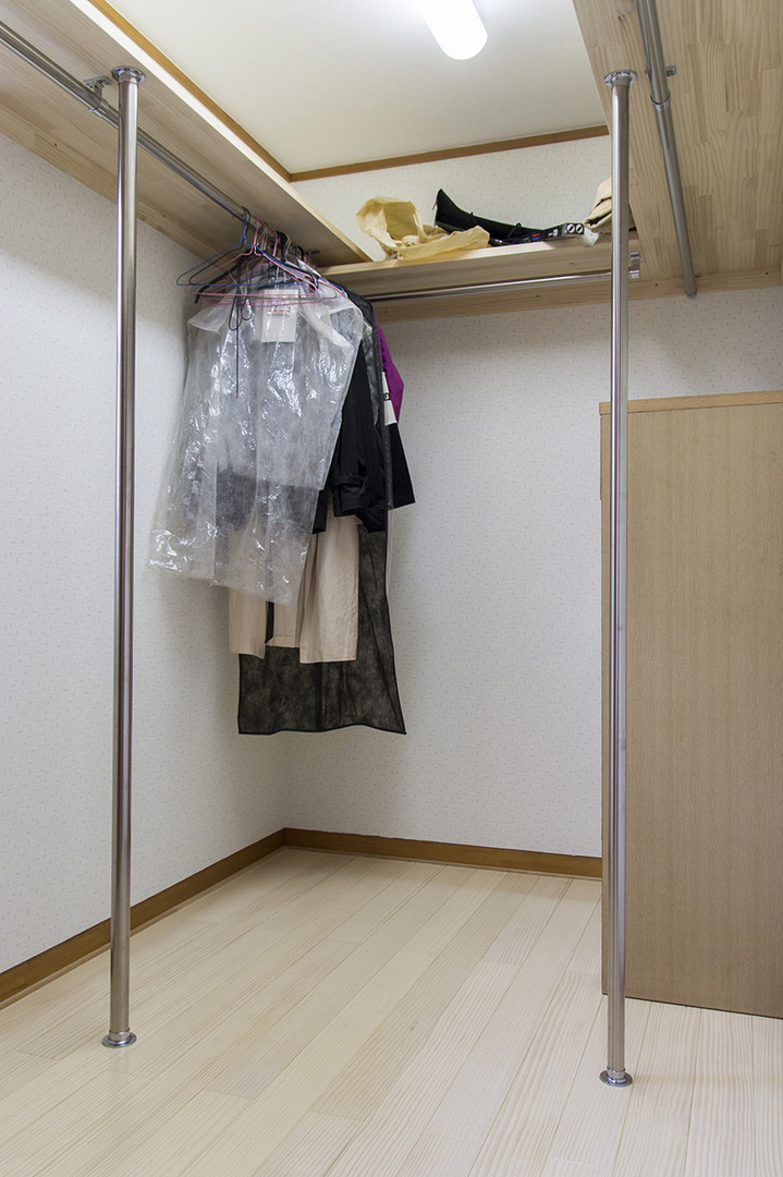 ハンガーパイプを取付けウォークインクローゼット
