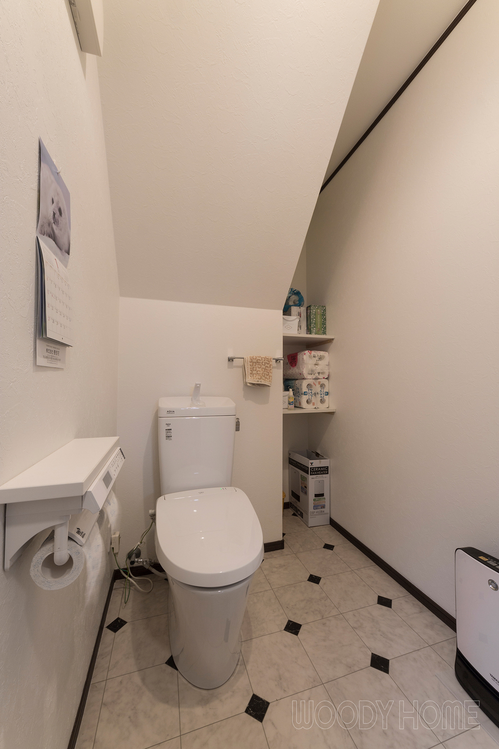 階段下の収納部分を解体しトイレを移設 収納も広々 間取り変更