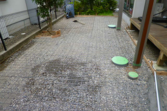 採石転圧後にメッシュ筋を敷き並べます。