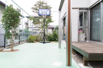 床のカラークリートも乾くと色が薄くなります