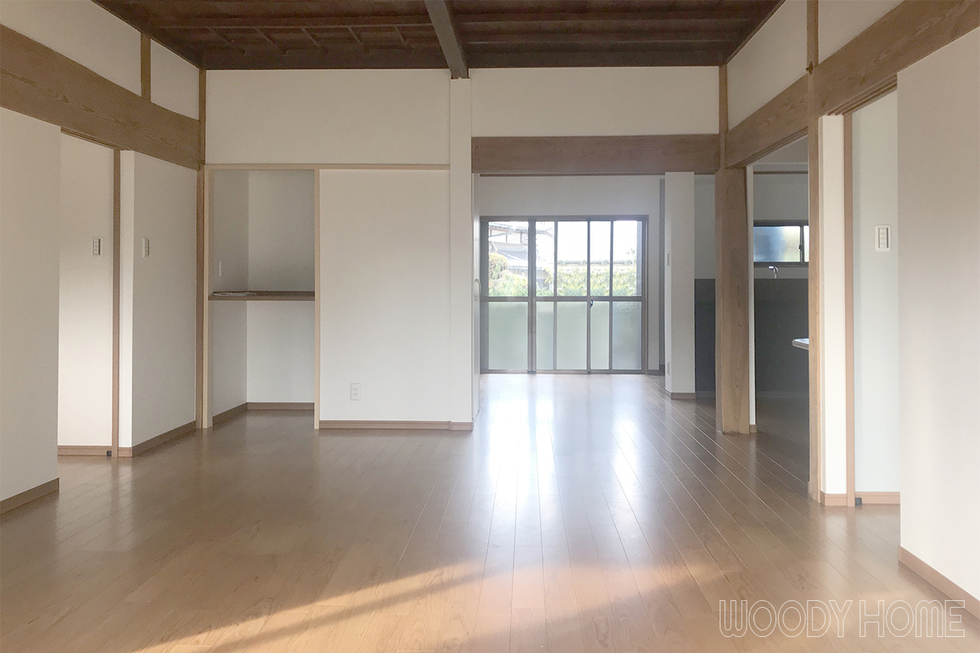 和室の続き間だった所に壁を作り畳をフローリングに 古民家再生 趣のある梁と格子天井を残し和モダンな雰囲気の良い空間