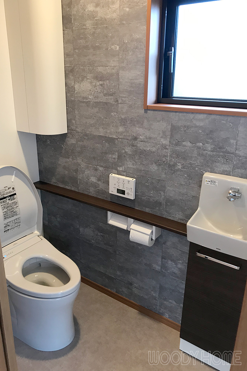 m別の場所に2ヶ所トイレを新設。黒系のモノトーン内装で仕上げ。