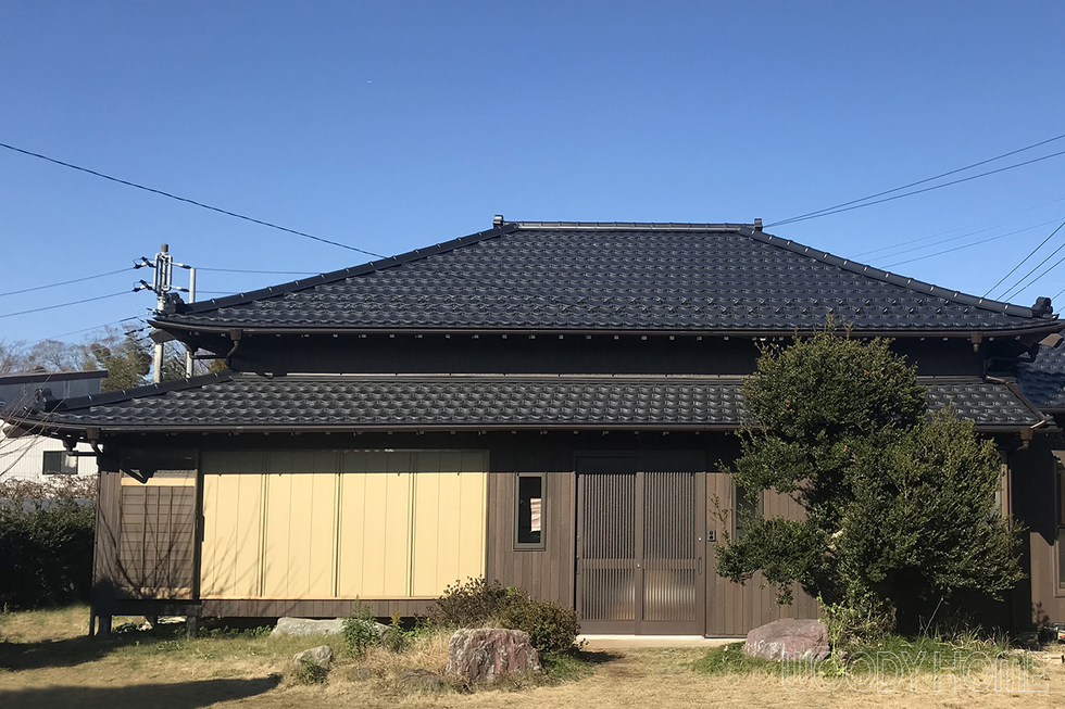 屋根は軽く断熱性能を持ち地震や台風に強い金属瓦に葺き替え 外壁は窯業系のサイディング