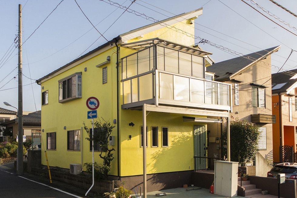 屋根は葺き替え、太陽光発電も載せた 鮮やかな黄色の外観