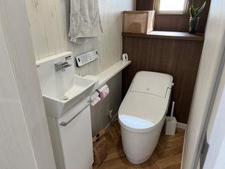 ローシルエットでスッキリとしたトイレ空間