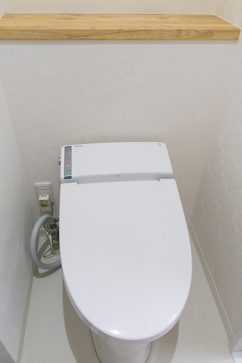 タンクレストイレ 後ろの棚には飾り物も置けて前には可動収納があるので収納力アップ