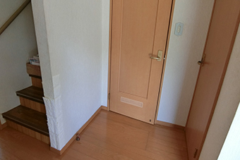 飼い猫の爪とぎで下地まで傷んでいた壁