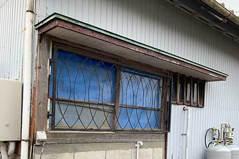 木製サッシは腐朽しつつありガラスも経年劣化